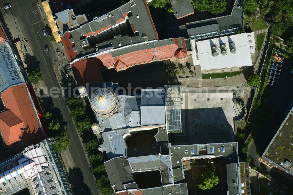 Aerial image Berlin - Synagogue building new building of the Jewish community Stiftung Neue Synagoge Berlin - Centrum Judaicum on Oranienburger Strasse in the district Mitte in Berlin, Germany