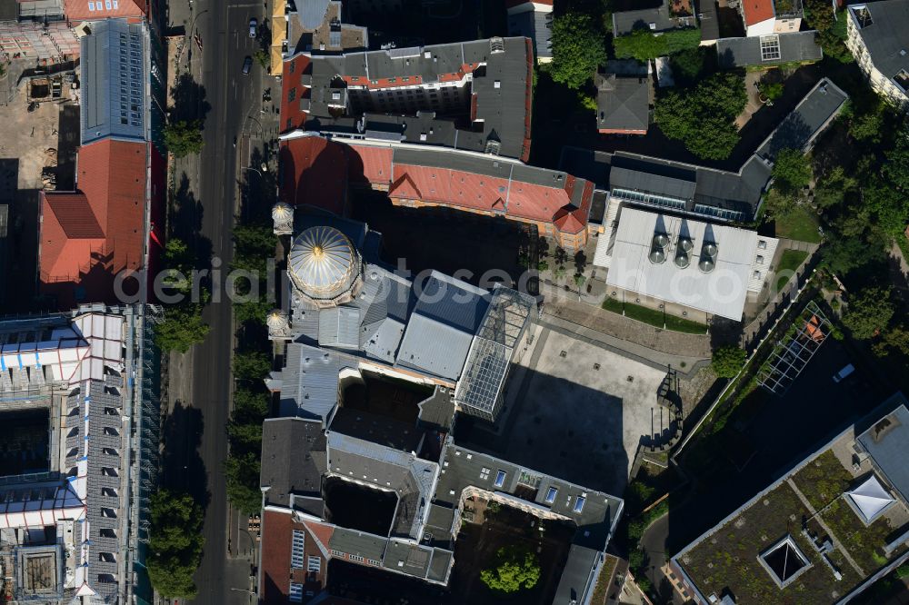 Aerial photograph Berlin - Synagogue building new building of the Jewish community Stiftung Neue Synagoge Berlin - Centrum Judaicum on Oranienburger Strasse in the district Mitte in Berlin, Germany