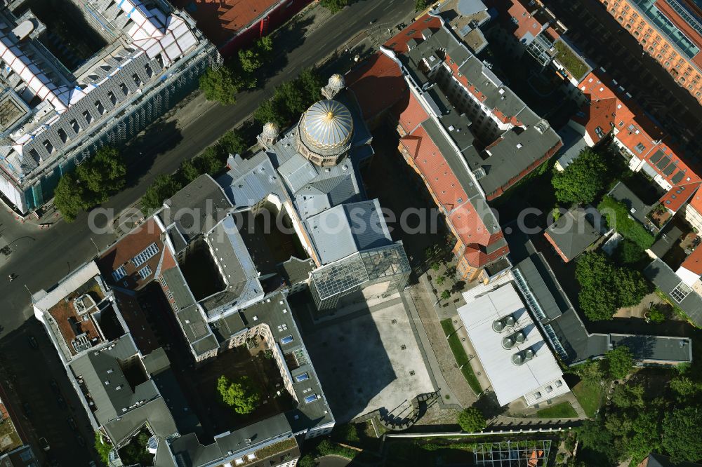 Berlin from the bird's eye view: Synagogue building new building of the Jewish community Stiftung Neue Synagoge Berlin - Centrum Judaicum on Oranienburger Strasse in the district Mitte in Berlin, Germany
