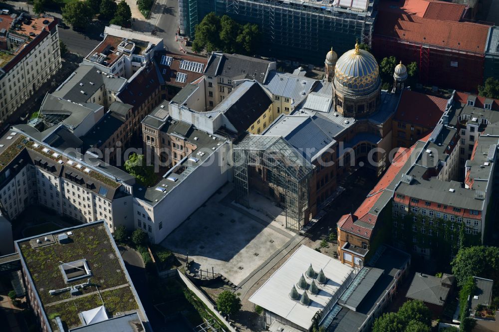 Aerial photograph Berlin - Synagogue building new building of the Jewish community Stiftung Neue Synagoge Berlin - Centrum Judaicum on Oranienburger Strasse in the district Mitte in Berlin, Germany