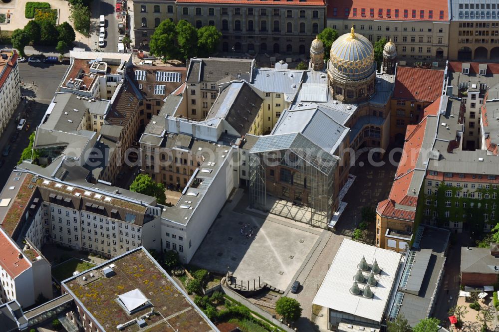 Aerial image Berlin - Synagogue building new building of the Jewish community Stiftung Neue Synagoge Berlin - Centrum Judaicum on Oranienburger Strasse in the district Mitte in Berlin, Germany