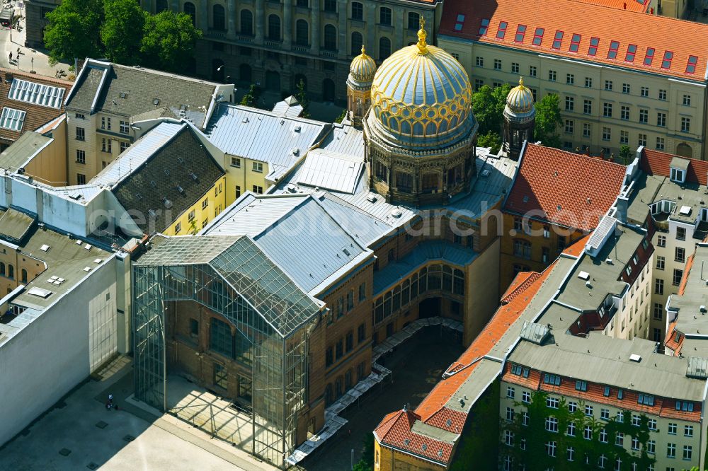 Berlin from the bird's eye view: Synagogue building new building of the Jewish community Stiftung Neue Synagoge Berlin - Centrum Judaicum on Oranienburger Strasse in the district Mitte in Berlin, Germany
