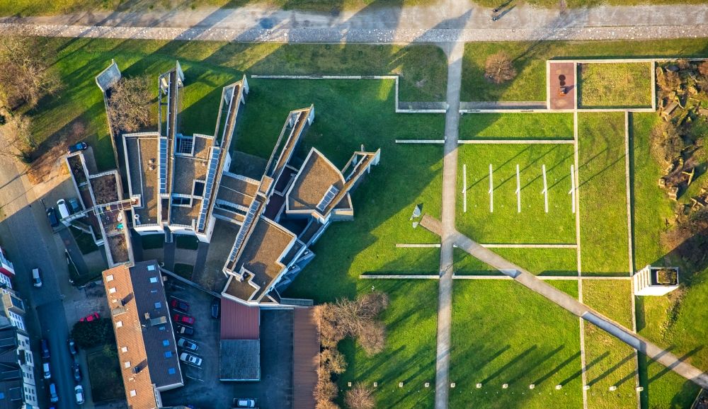 Duisburg from above - Synagogue building of the Jewish community and Garden of Memory in Duisburg in the state of North Rhine-Westphalia. The complex is located in the inner harbour. The building has the shape of an open book