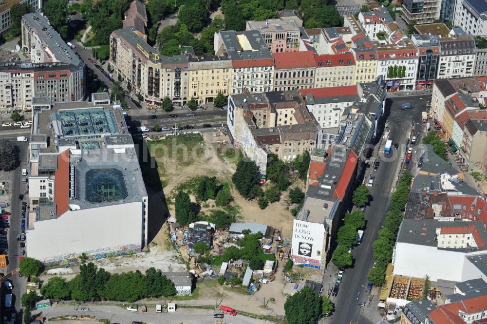 Aerial photograph Berlin Mitte - View to the art building Tacheles in the street Oranienburger Straße in Berlin-Mitte. The ruin functions as a production, presentation and event area