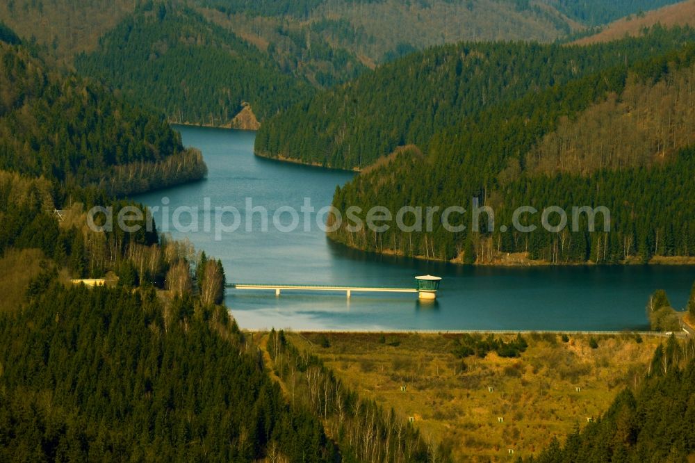 Schleusegrund from the bird's eye view: Riparian areas on the Talsperre Schoenbrunn reservoir with raw water extraction tower and Steinschuett dam in Schleusegrund in the southern Thuringian Forest in the state of Thuringia, Germany