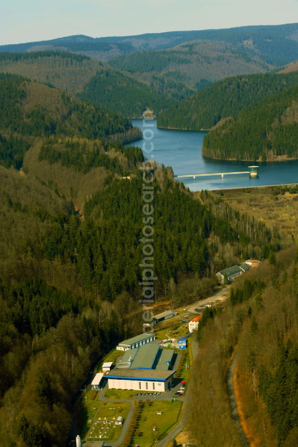 Aerial image Schleusegrund - Riparian areas on the Talsperre Schoenbrunn reservoir with raw water extraction tower and Steinschuett dam in Schleusegrund in the southern Thuringian Forest in the state of Thuringia, Germany