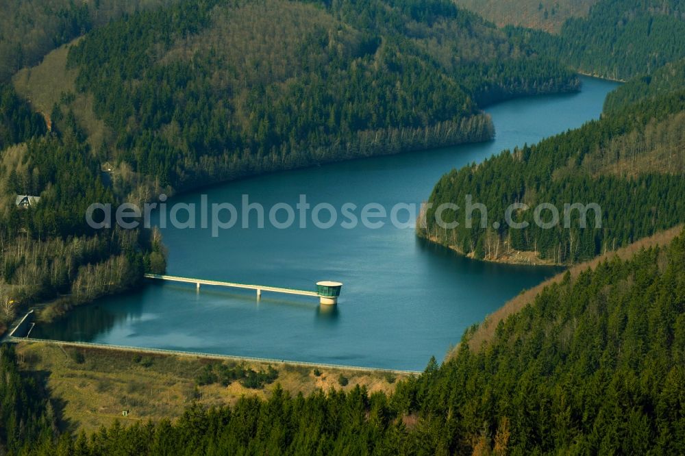 Aerial photograph Schleusegrund - Riparian areas on the Talsperre Schoenbrunn reservoir with raw water extraction tower and Steinschuett dam in Schleusegrund in the southern Thuringian Forest in the state of Thuringia, Germany
