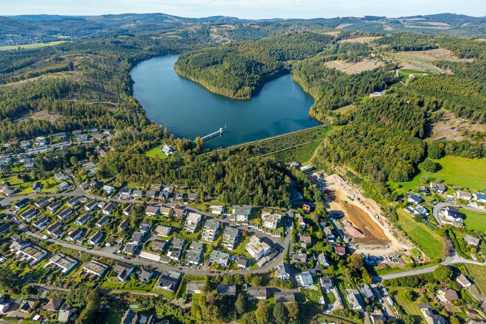 Aerial photograph Allenbach - Dam and shore areas at the lake Breitenbachtalsperre in Allenbach in the state North Rhine-Westphalia, Germany