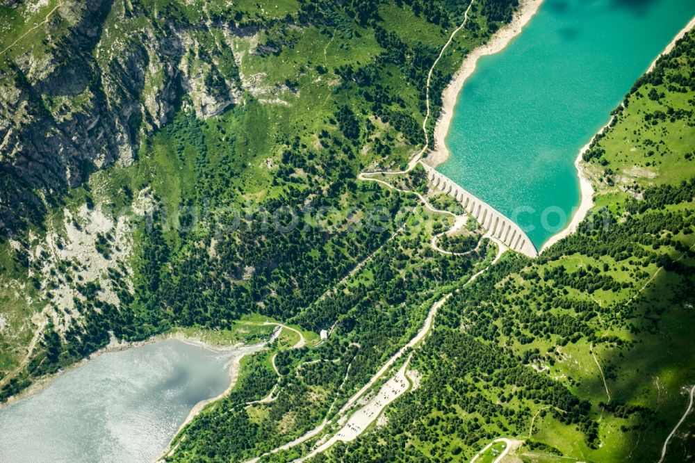 Aussois from the bird's eye view: Dam and shore areas at the lake Lac de Plan d'Amont in Aussois in Auvergne-Rhone-Alpes, France