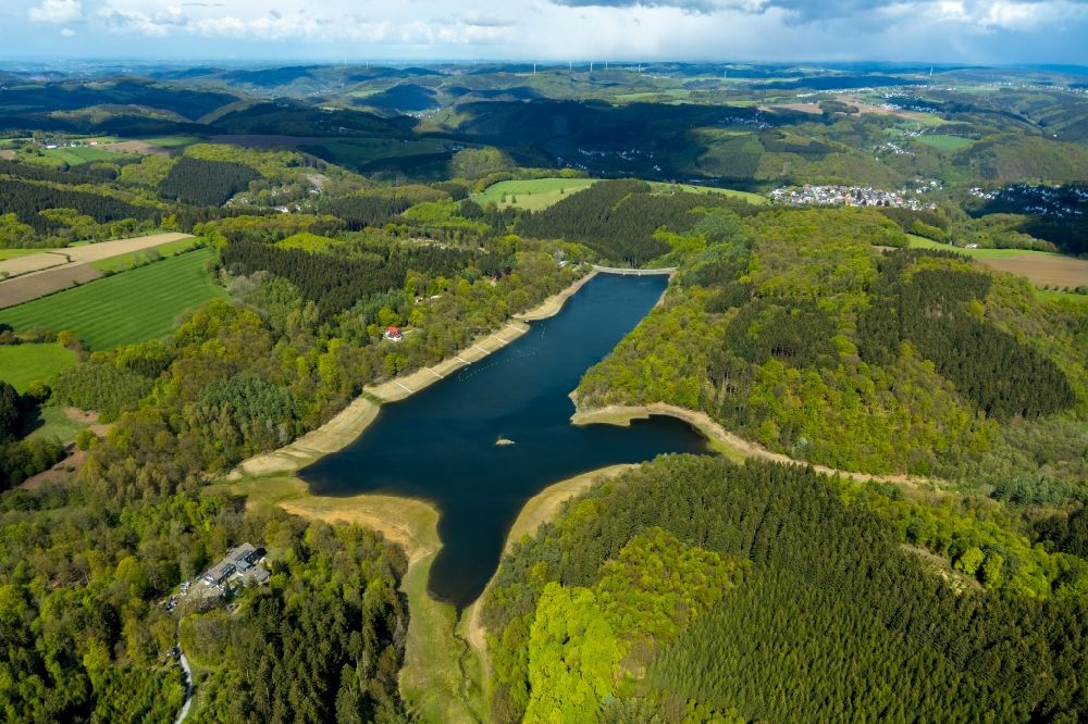 Aerial image Breckerfeld - Dam and shore areas at the lake Gloer in Breckerfeld in the state North Rhine-Westphalia, Germany