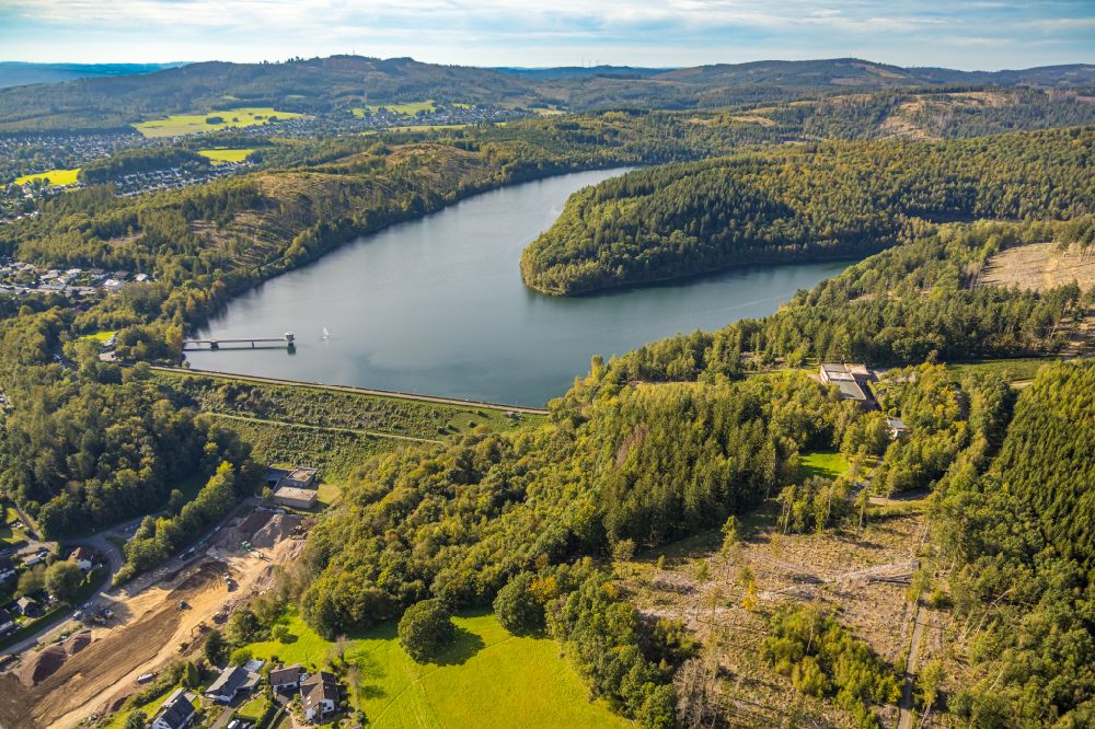 Allenbach from the bird's eye view: Dam and shore areas at the lake Breitenbachtalsperre in Allenbach at Siegerland in the state North Rhine-Westphalia, Germany