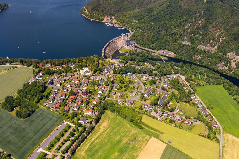 Edersee from the bird's eye view: Dam and shore areas at the lake in Edersee in the state Hesse, Germany