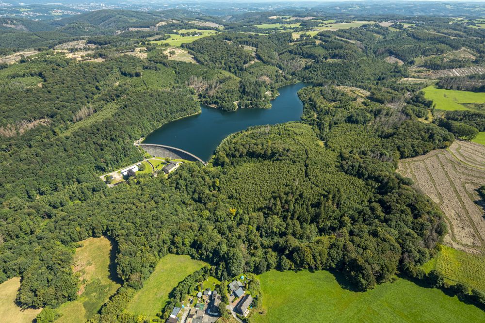 Hagen from the bird's eye view: Dam and shore areas at the lake Hasper Bach in Hagen in the state North Rhine-Westphalia