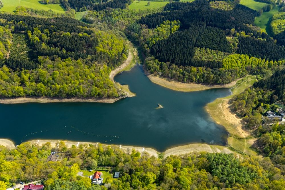 Loh from the bird's eye view: Dam and shore areas at the lake on Gloertalsperre in Loh in the state North Rhine-Westphalia, Germany