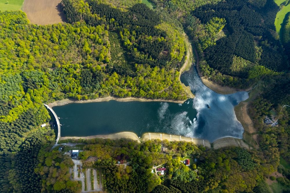Aerial photograph Loh - Dam and shore areas at the lake on Gloertalsperre in Loh in the state North Rhine-Westphalia, Germany