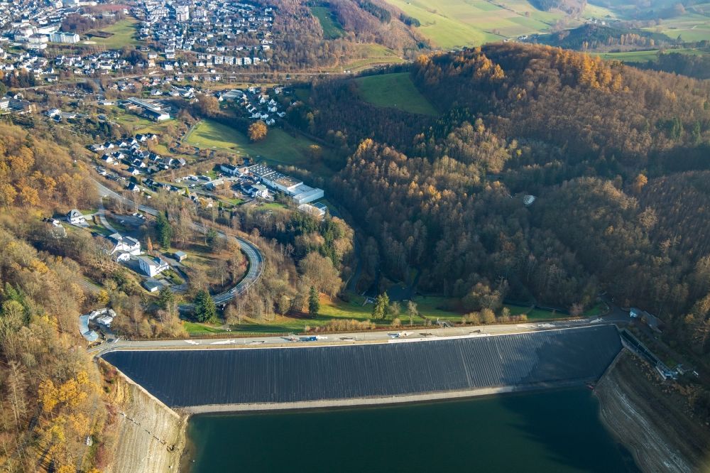 Aerial image Meschede - Dam and shore areas at the lake Hennessee in Meschede at Sauerland in the state North Rhine-Westphalia, Germany