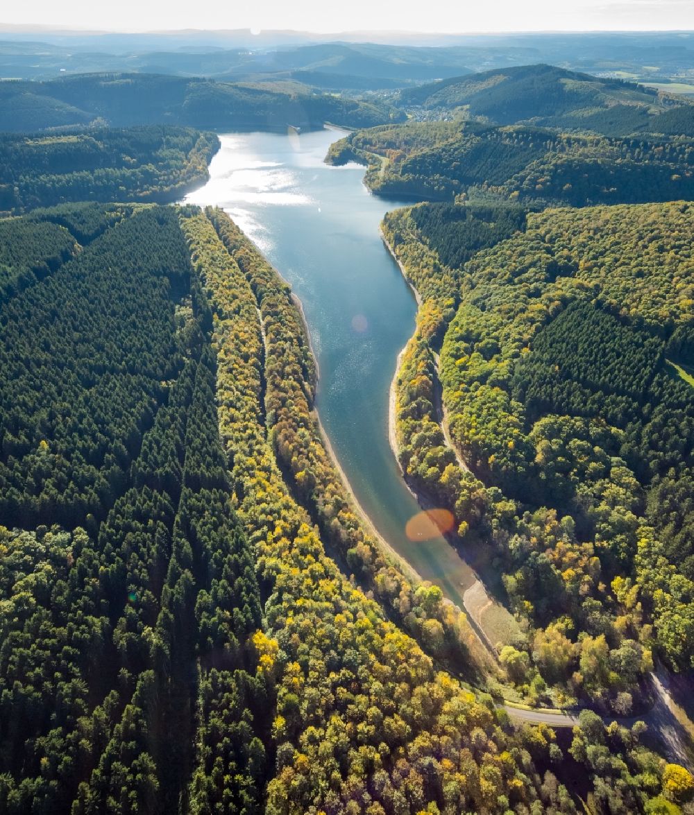 Netphen from the bird's eye view: Dam and shore areas at the lake Obernautalsperre in Netphen in the state North Rhine-Westphalia