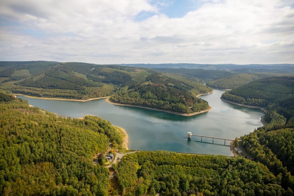 Netphen from the bird's eye view: Dam and shore areas at the lake Obernautalsperre in Netphen in the state North Rhine-Westphalia, Germany