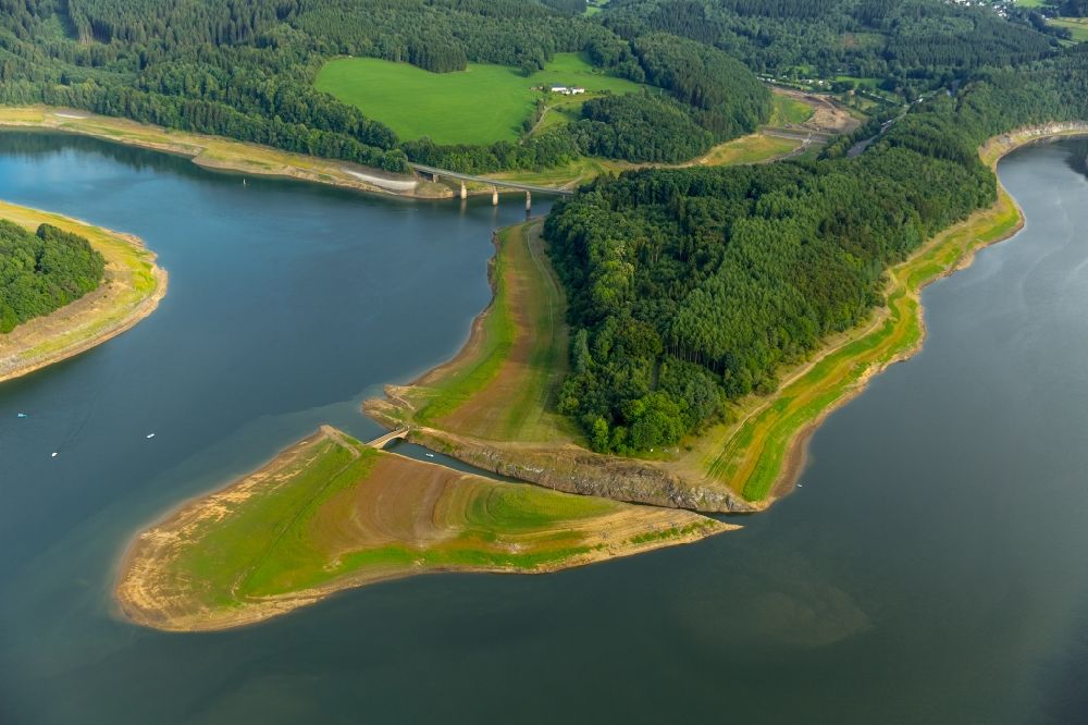 Olpe from the bird's eye view: Dam and shore areas at the lake of Biggesee in Olpe in the state North Rhine-Westphalia