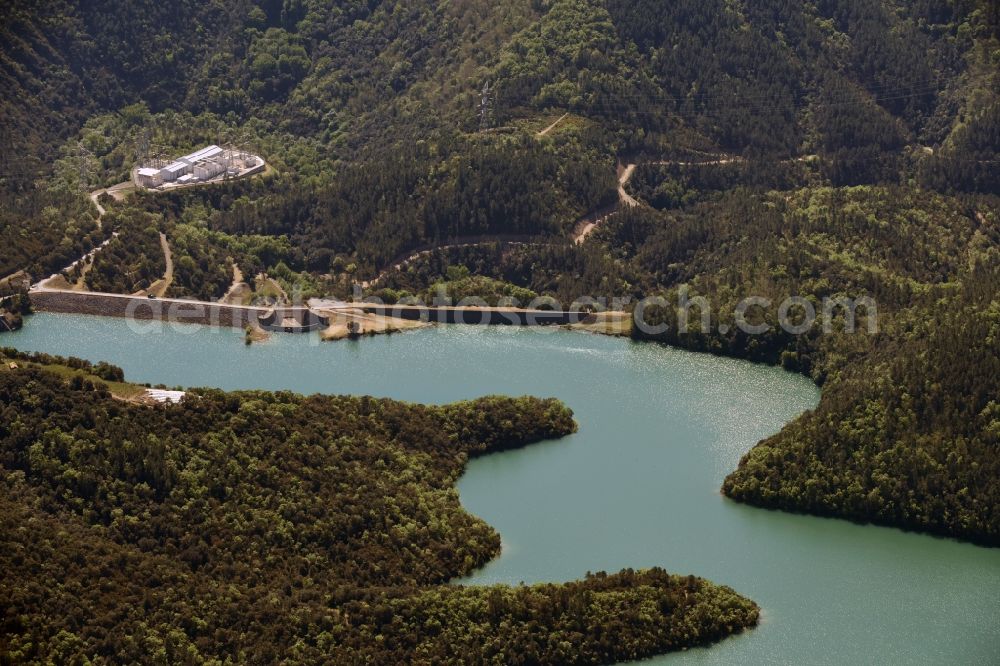 Aerial photograph Tanneron - Dam and shore areas at the lake Le Biacon in Tanneron in Provence-Alpes-Cote d'Azur, France
