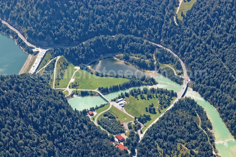 Lenggries from the bird's eye view: Dam and shore areas at the lake Sylvensteinsee in Lenggries in the state Bavaria, Germany