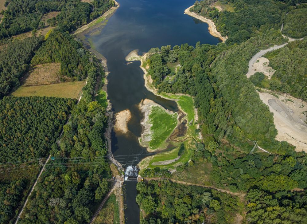 Haltern am See from the bird's eye view: Dam - shore areas on the reservoir Talsperre Hullern in Haltern am See in the Ruhr area in the state North Rhine-Westphalia, Germany