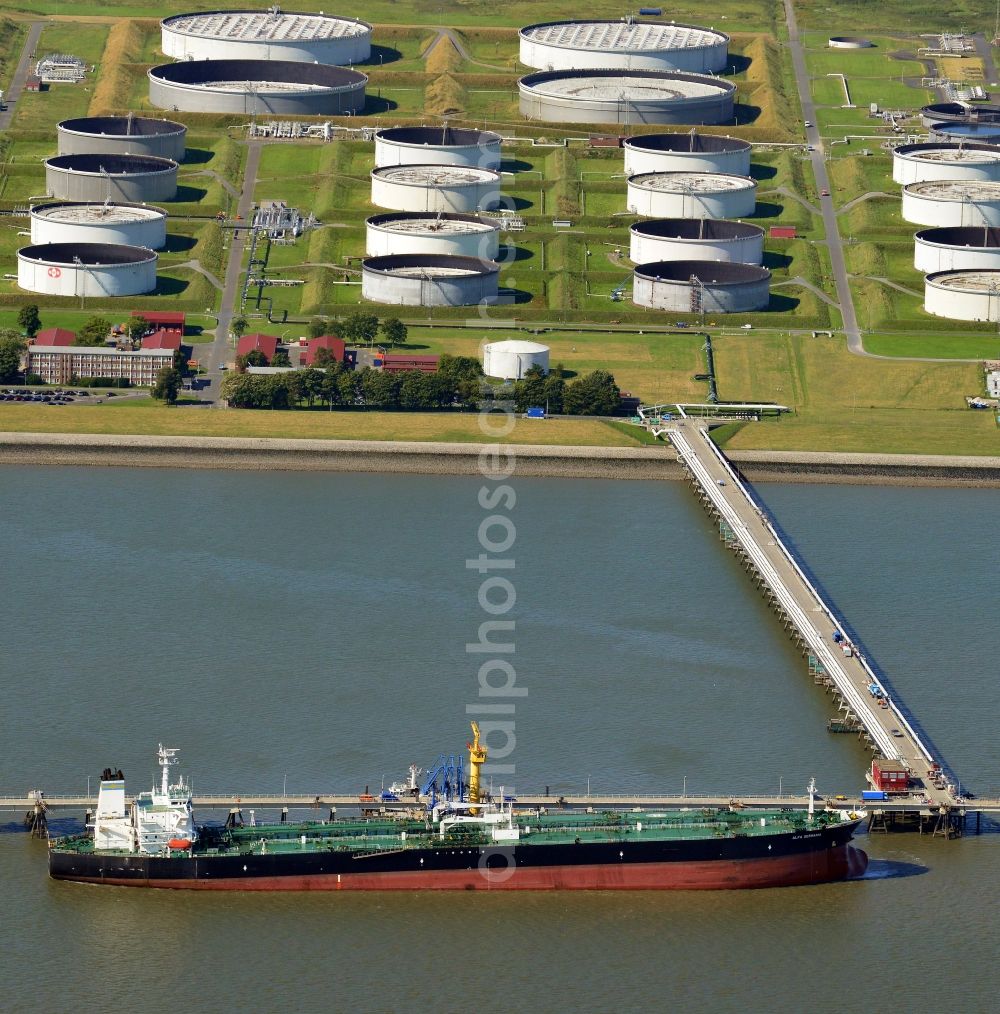 Wilhelmshaven from the bird's eye view: Tanker handling facility the Wilhelmshaven refinery GmbH (WRG) on the oil port on the North Sea coast in Port William in the state of Lower Saxony