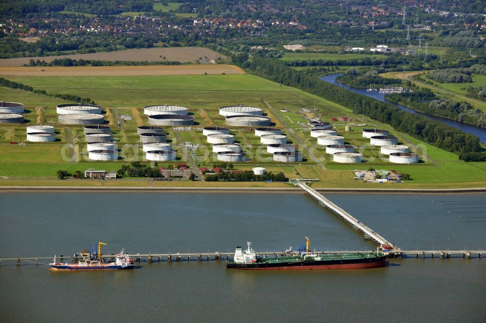 Aerial image Wilhelmshaven - Tanker handling facility the Wilhelmshaven refinery GmbH (WRG) on the oil port on the North Sea coast in Port William in the state of Lower Saxony