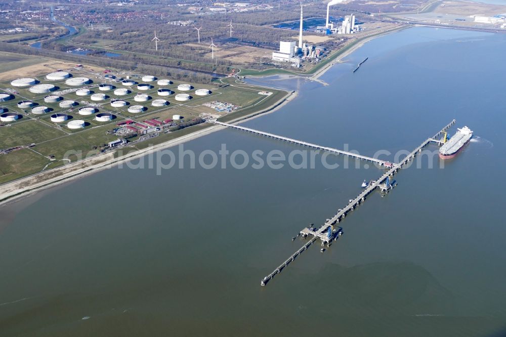 Aerial photograph Wilhelmshaven - Tanker handling facility the Wilhelmshaven refinery GmbH (WRG) on the oil port on the North Sea coast in Port William in the state of Lower Saxony