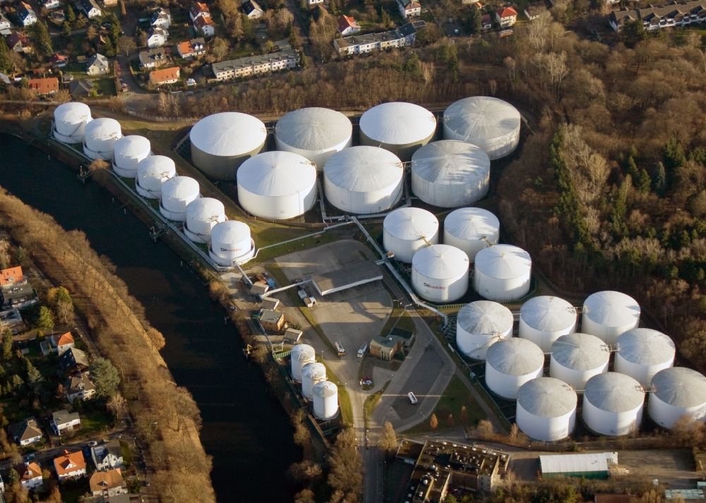 Berlin from the bird's eye view: Fuel depot of the Oiltanking Germany company at the Teltow canal in the district Lankwitz of Berlin