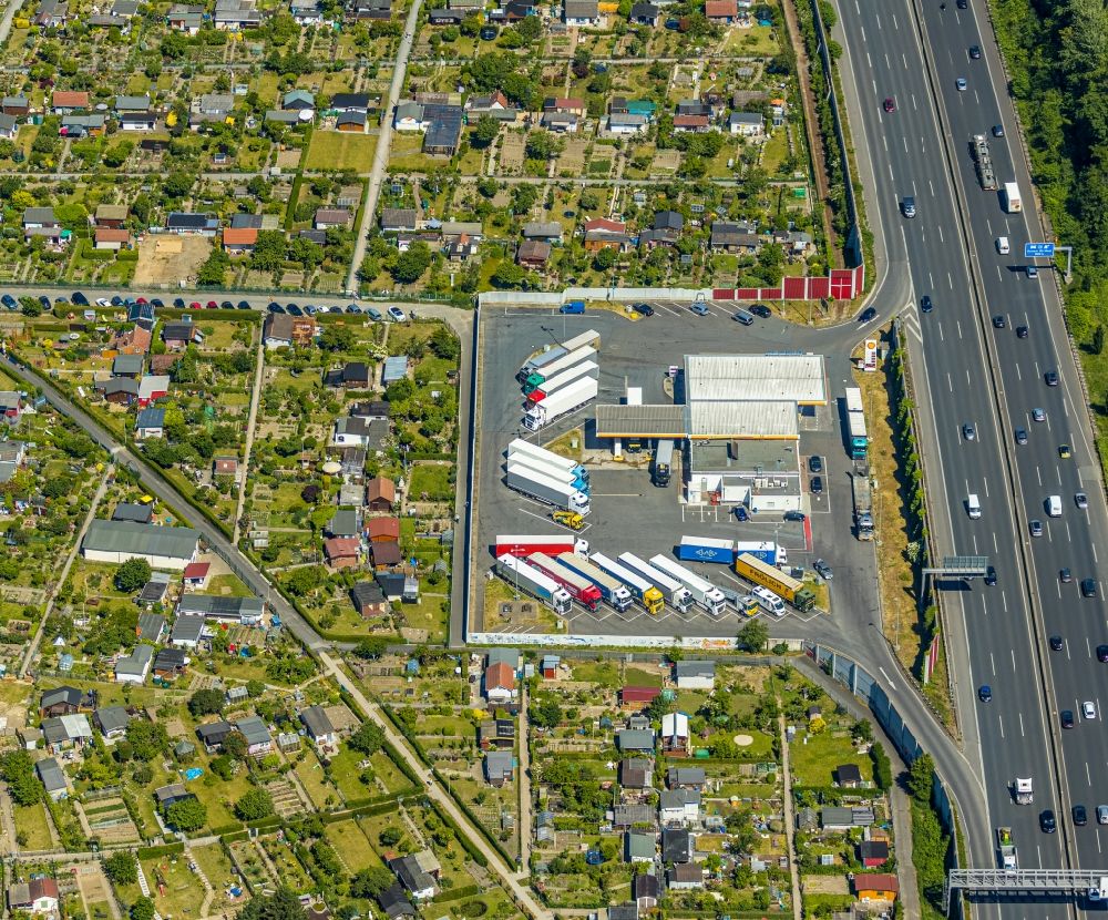 Aerial photograph Bochum - Gas station for sale of petrol and diesel fuels and mineral oil trade Shell on BAB Autobahn A40 in the district Wattenscheid in Bochum in the state North Rhine-Westphalia, Germany