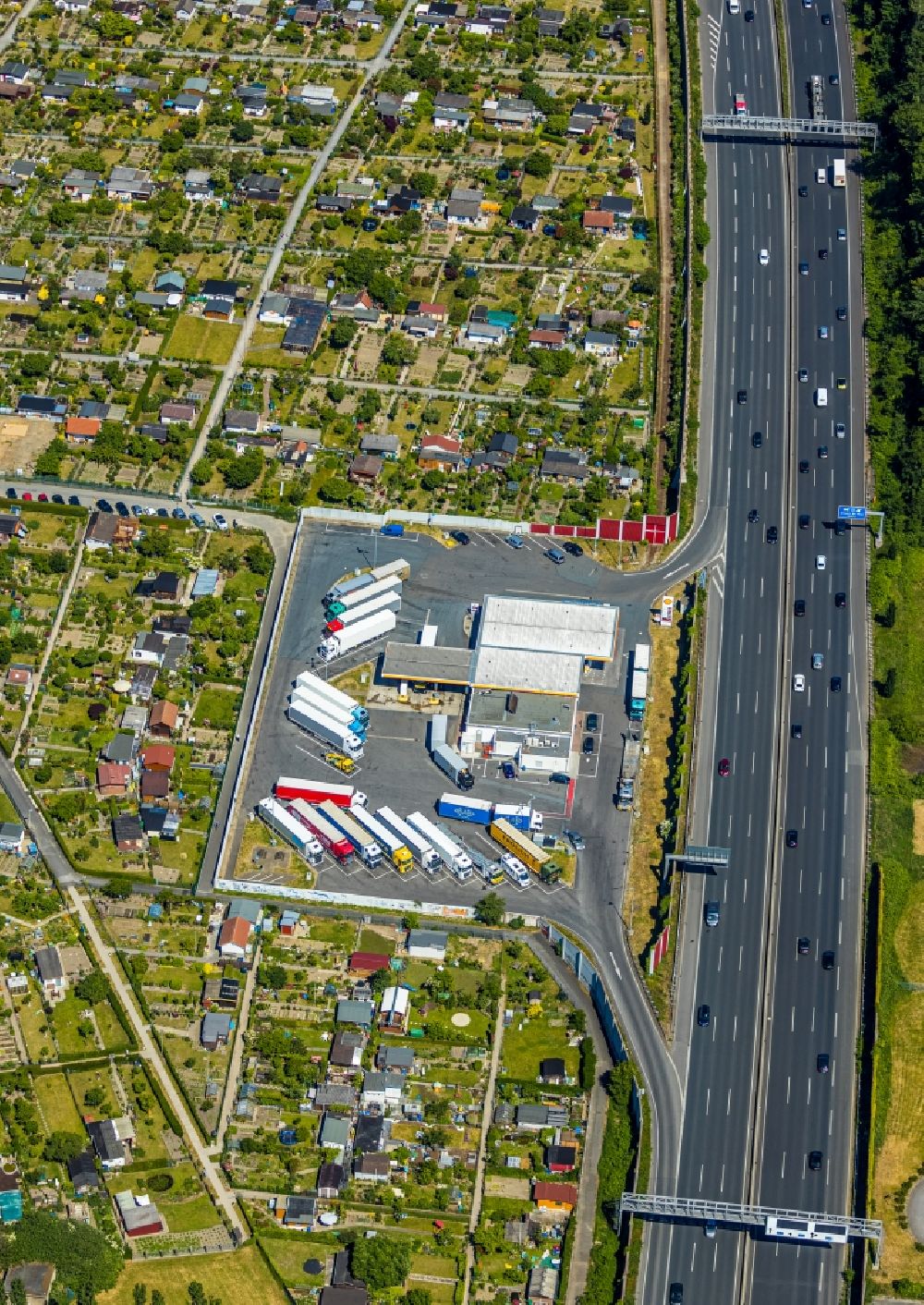 Bochum from the bird's eye view: Gas station for sale of petrol and diesel fuels and mineral oil trade Shell on BAB Autobahn A40 in the district Wattenscheid in Bochum in the state North Rhine-Westphalia, Germany