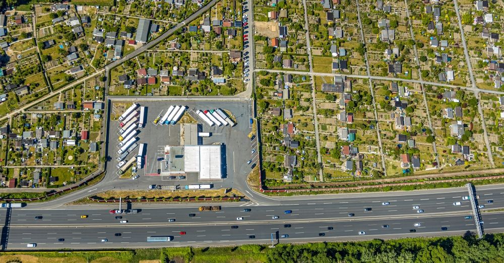 Aerial photograph Bochum - Gas station for sale of petrol and diesel fuels and mineral oil trade Shell on BAB Autobahn A40 in the district Wattenscheid in Bochum in the state North Rhine-Westphalia, Germany
