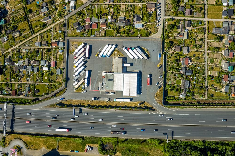 Aerial image Bochum - Gas station for sale of petrol and diesel fuels and mineral oil trade Shell on BAB Autobahn A40 in the district Wattenscheid in Bochum in the state North Rhine-Westphalia, Germany