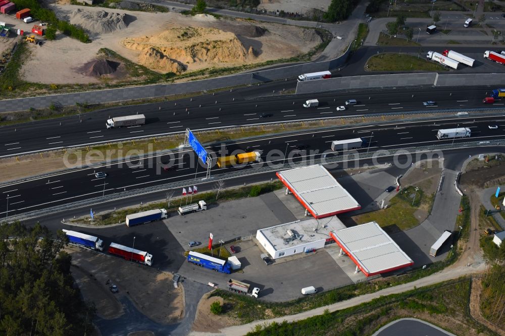 Michendorf from the bird's eye view: Gas station for sale of petrol and diesel fuels and mineral oil trade on Autobahn BAB A10 in Michendorf in the state Brandenburg, Germany