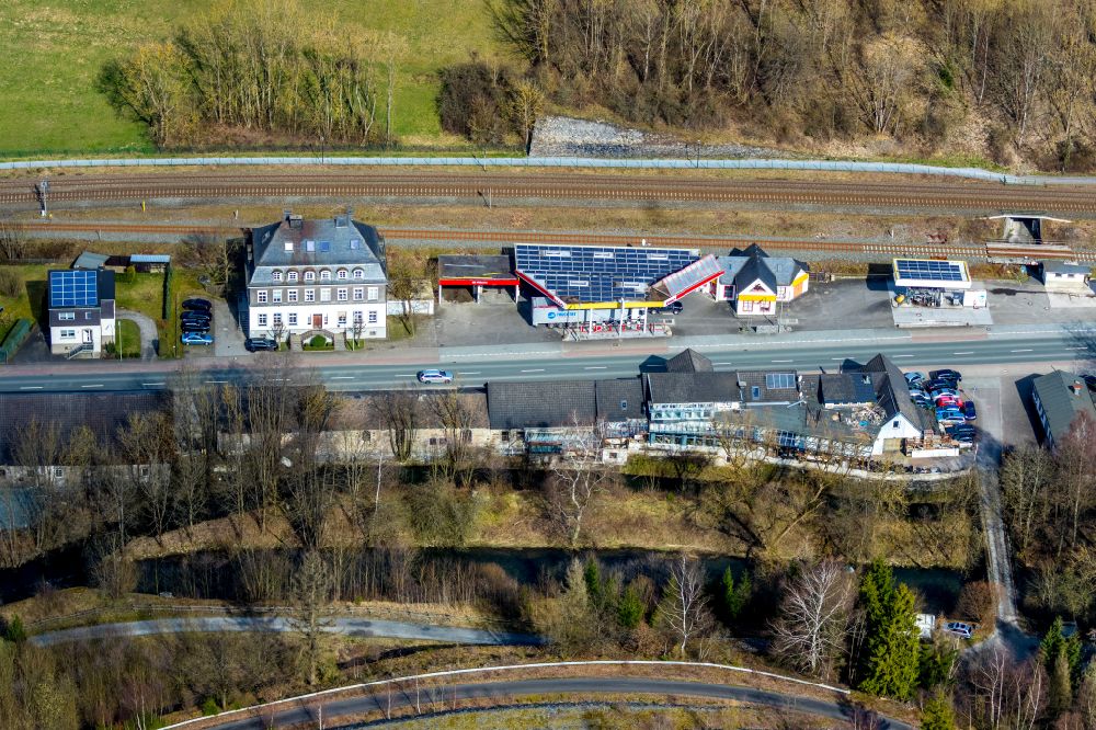 Aerial photograph Nuttlar - Gas station for sale of petrol and diesel fuels and mineral oil trade Esso on street Briloner Strasse in Nuttlar at Sauerland in the state North Rhine-Westphalia, Germany