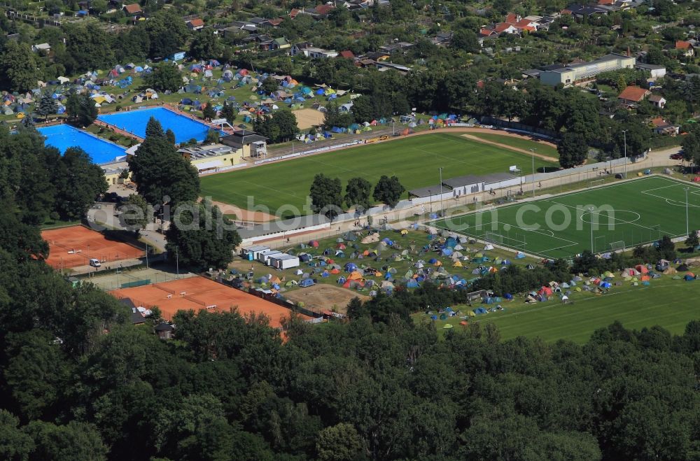 Rudolstadt from above - View at the campsite of the dance and folk festival TFF, a sports field and the open-air bath Rudolstadt in Rudolstadt in the state of Thuringia. The TFF takes place once a year in July