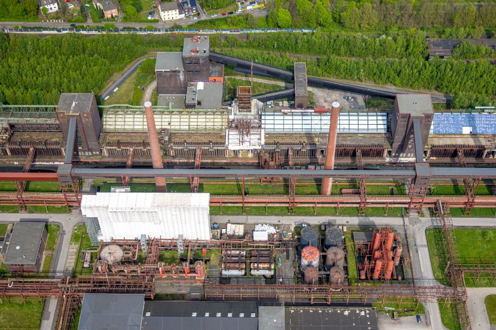 Aerial image Essen - Factory premises and technical systems and infrastructure in the disused industrial monument the formerly Kokerei Zeche Zollverein on street Kokereiallee in the district Stoppenberg in Essen at Ruhrgebiet in the state North Rhine-Westphalia, Germany