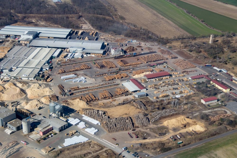 Aerial image Torgau - Technical facilities and stock ground for wood in the industrial area of the HIT Holzindustrie Torgau OHG at the street Horstweg in Torgau in the state Saxony