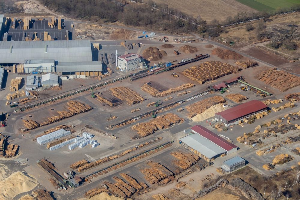 Aerial photograph Torgau - Technical facilities and stock ground for wood in the industrial area of the HIT Holzindustrie Torgau OHG at the street Horstweg in Torgau in the state Saxony