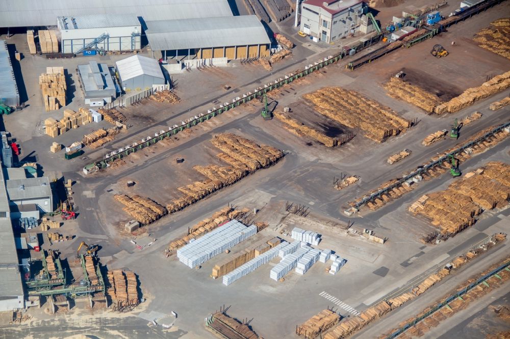 Torgau from above - Technical facilities and stock ground for wood in the industrial area of the HIT Holzindustrie Torgau OHG at the street Horstweg in Torgau in the state Saxony