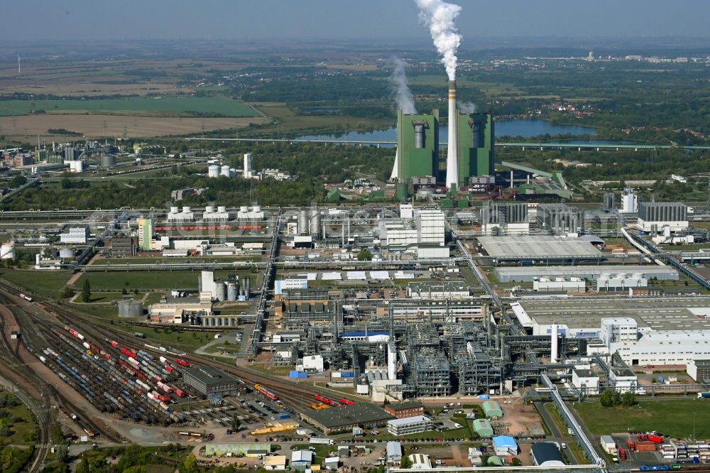 Schkopau from the bird's eye view: Technical facilities in the industrial area with refinery systems and the exhaust towers of the thermal power station in the district Hohenweiden in Schkopau in the state Saxony-Anhalt, Germany