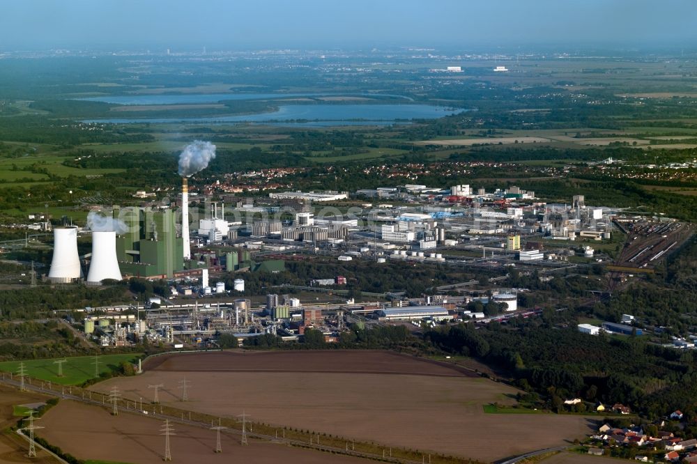 Aerial image Schkopau - Technical facilities in the industrial area with refinery systems and the exhaust towers of the thermal power station in the district Hohenweiden in Schkopau in the state Saxony-Anhalt, Germany