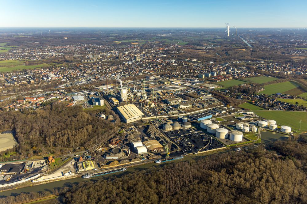 Aerial image Lünen - Technical facilities in the industrial area with Tanks of Varo Energy and Trianel sowie Steag Kraftwerkstuermen in Hintergrand in Luenen in the state North Rhine-Westphalia, Germany