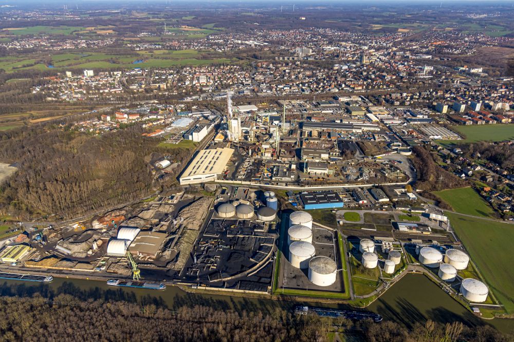 Aerial photograph Lünen - Technical facilities in the industrial area with Tanks of Varo Energy and Trianel sowie Steag Kraftwerkstuermen in Hintergrand in Luenen in the state North Rhine-Westphalia, Germany