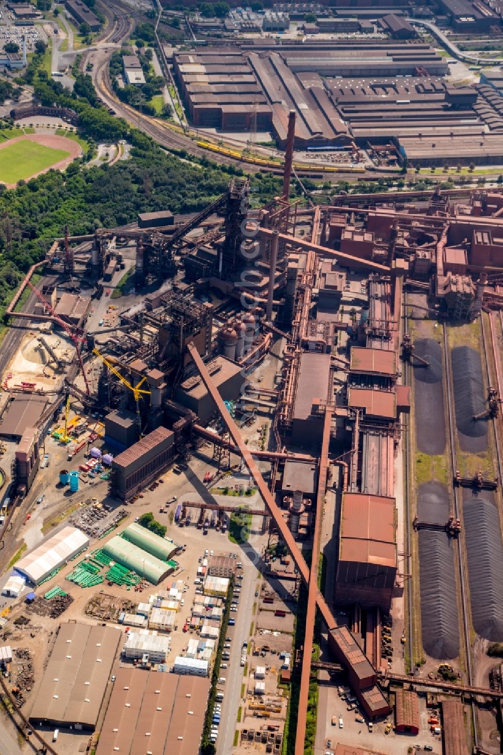Duisburg from the bird's eye view: Technical equipment and production facilities of the steelworks Huettenwerke Krupp Mannesmann GmbH in Duisburg in the state North Rhine-Westphalia