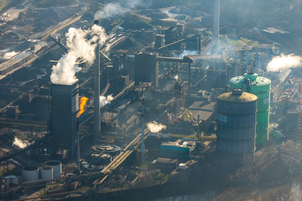 Aerial photograph Duisburg - Technical equipment and production facilities of the steelworks Huettenwerke Krupp Mannesmann GmbH in Duisburg in the state North Rhine-Westphalia
