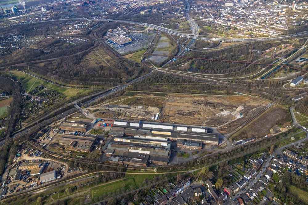 Duisburg from above - Technical equipment and production facilities of the steelworks Hamborner Strasse - Emscherpromenade in Duisburg in the state North Rhine-Westphalia
