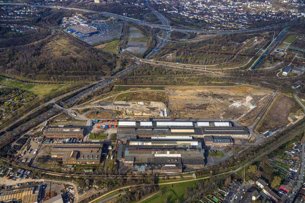 Duisburg from the bird's eye view: Technical equipment and production facilities of the steelworks Hamborner Strasse - Emscherpromenade in Duisburg in the state North Rhine-Westphalia