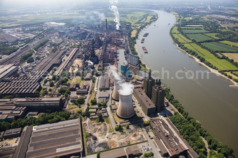 Duisburg from above - Technical equipment and production facilities of the steelworks of Huettenwerke Krupp Mannesmann GmbH on Ehinger Strasse in Duisburg in the state North Rhine-Westphalia, Germany